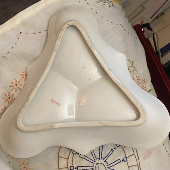 Triangular Porcelain Tray with a Three-Point Handle and Numbers under the Glaze. - Picture 4 of 4